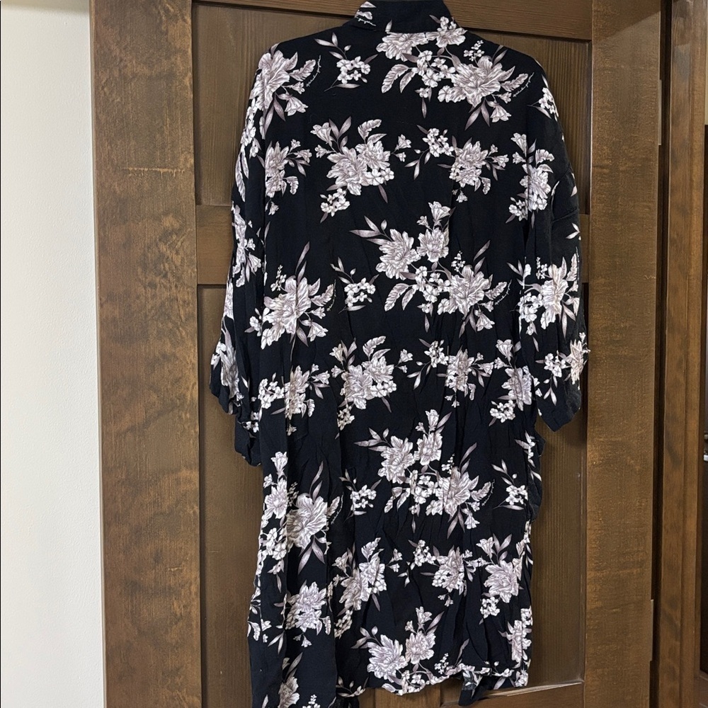 Spiritual Gangster Maya Floral Black and White Kimono With Pockets One Size - Picture 8 of 9